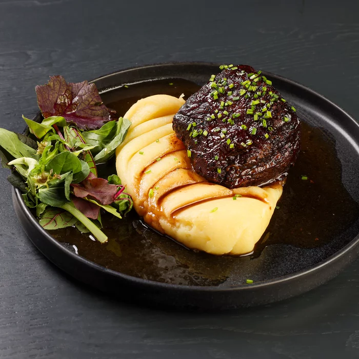 FILET MIGNON CU PIURE DE CARTOFI ȘI SOS DEMI-GLACE